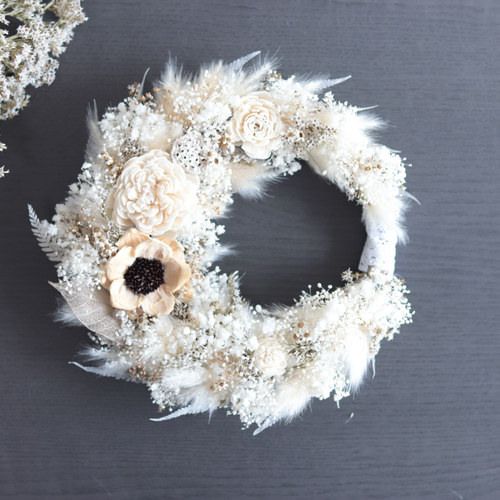 受注製作】ふわふわテールリードの三日月型プラチナホワイトリース