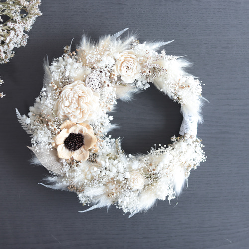 雪にゃん様　白縦型しめ縄リース 受注製作】ふわふわテールリードの三日月型プラチナホワイトリース