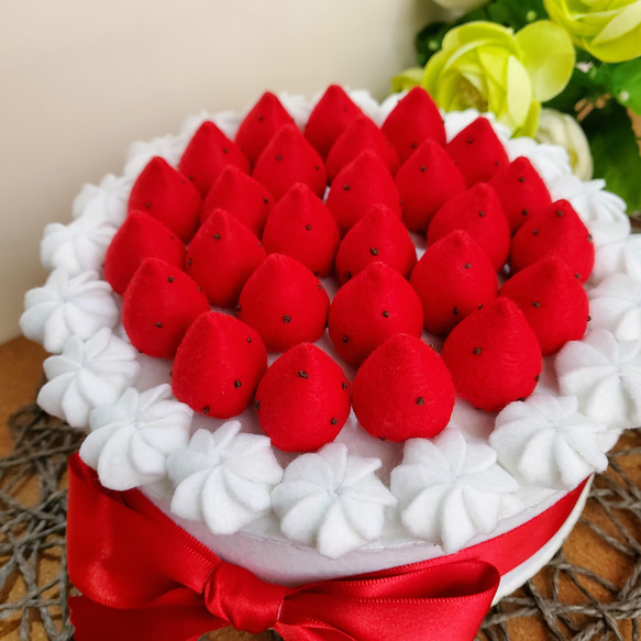 【受注製作】フェルト たっぷり苺のホールケーキ バースデーケーキ 誕生日 1枚目の画像