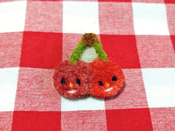 刺繍ブローチ・さくらんぼ 1枚目の画像