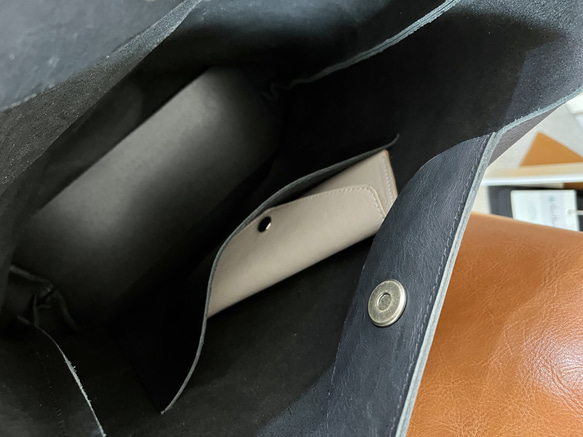 ヌメ革の縦型シンプルバッグ　(受注生産) 7枚目の画像