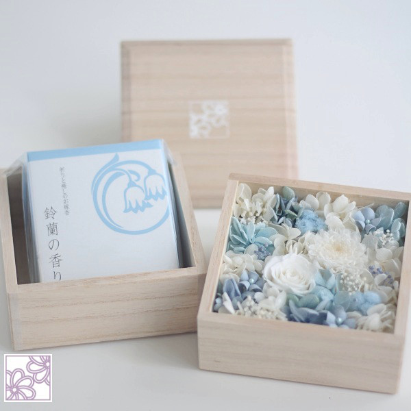 フルールcube”鈴蘭”【プリザーブドフラワー仏花】桐箱入りお供え花とお線香のセット