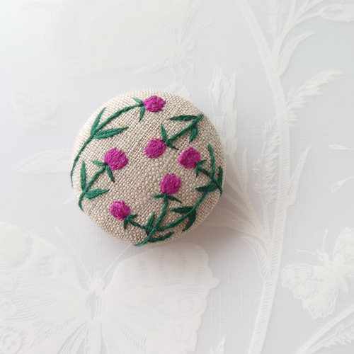 くるみボタン刺繍ブローチ　秋桜と千日紅のブローチ　handmade くるみボタン刺繍ブローチ、ハンドメイドの通販 by マドモアゼル