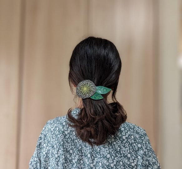 ヘアバレッタ　刺繍　”花”『ダリア』model 4枚目の画像