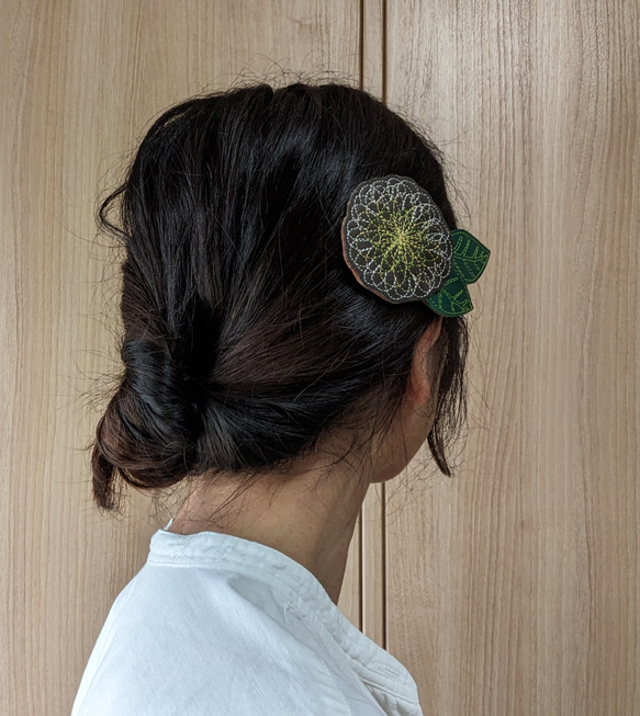 ヘアバレッタ　刺繍　”花”『ダリア』model 5枚目の画像