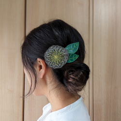 ヘアバレッタ　刺繍　”花”『ダリア』model 2枚目の画像