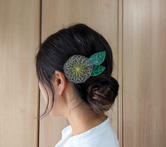 ヘアバレッタ　刺繍　”花”『ダリア』model 2枚目の画像