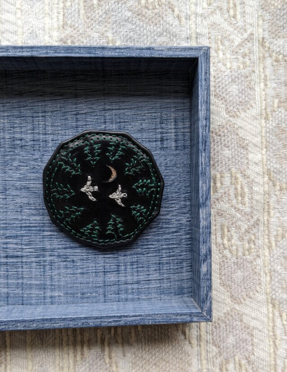 刺繍ブローチ『夜』牛革BLACK ※３種あるので選択してください。 5枚目の画像