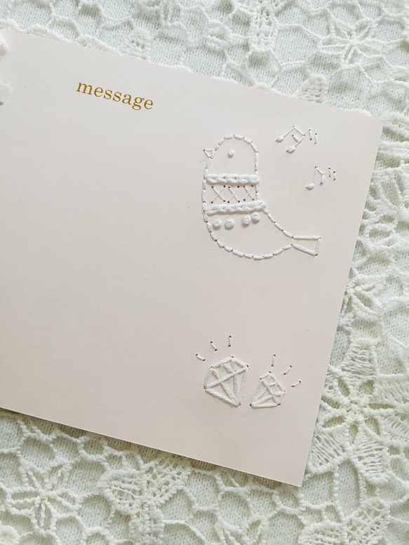 かわいい小鳥（ホワイト）の刺繍メッセージカード 出産 入学 入園 卒園 誕生日 お祝い おめでとう ガーリー 2枚目の画像