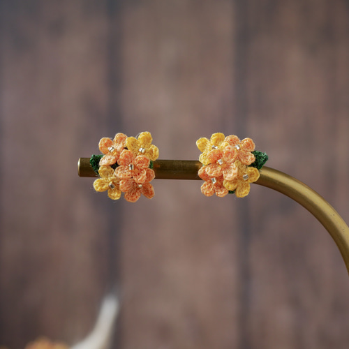 刺繍糸で編んだ金木犀のピアス/イヤリング(受注制作、手編み、秋のお花