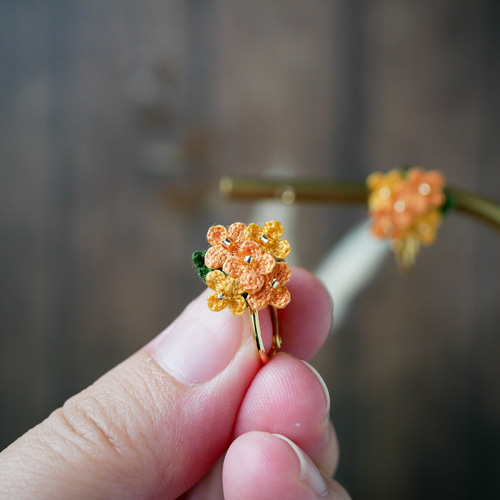 刺繍糸で編んだ金木犀のピアス/イヤリング(受注制作、手編み、秋のお花