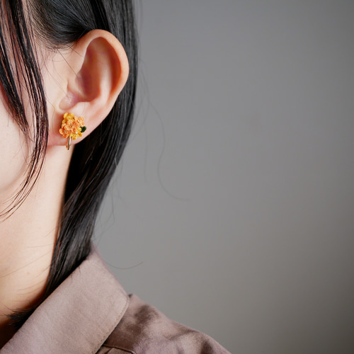 刺繍糸で編んだ金木犀のピアス/イヤリング(受注制作、手編み、秋のお花