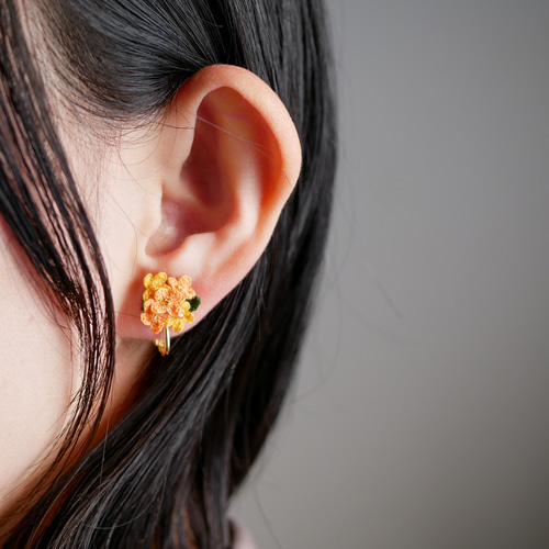 刺繍糸で編んだ金木犀のピアス/イヤリング(受注制作、手編み、秋のお花