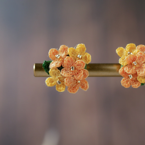 刺繍糸で編んだ金木犀のピアス/イヤリング(受注制作、手編み、秋のお花