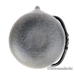 及富 南部鐵器 鐵瓶 鐵壺兩用泡茶壺 鶴0.5L 米色 日本製 第8張的照片