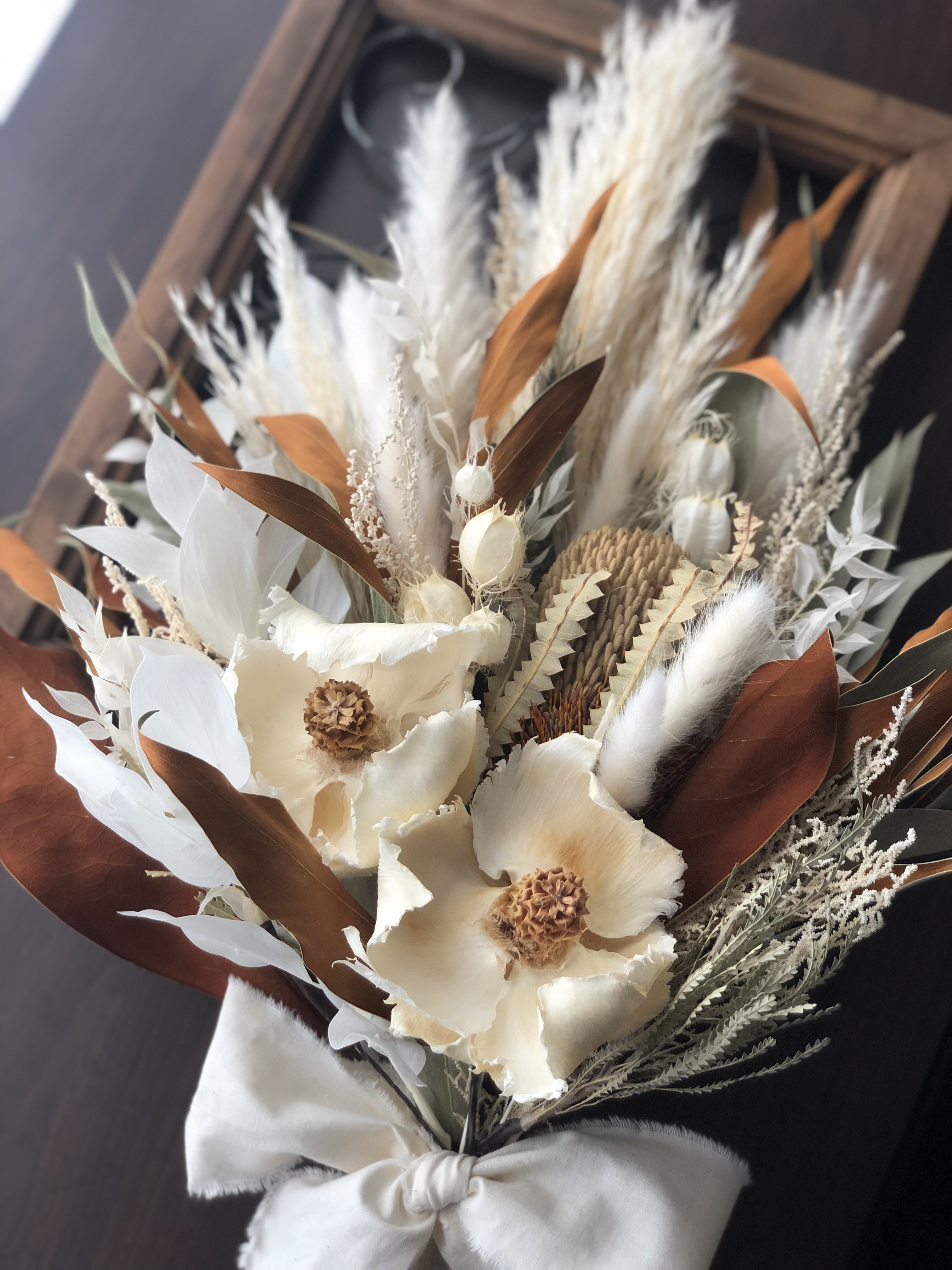 ホワイト&ブラウンのスワッグブーケ