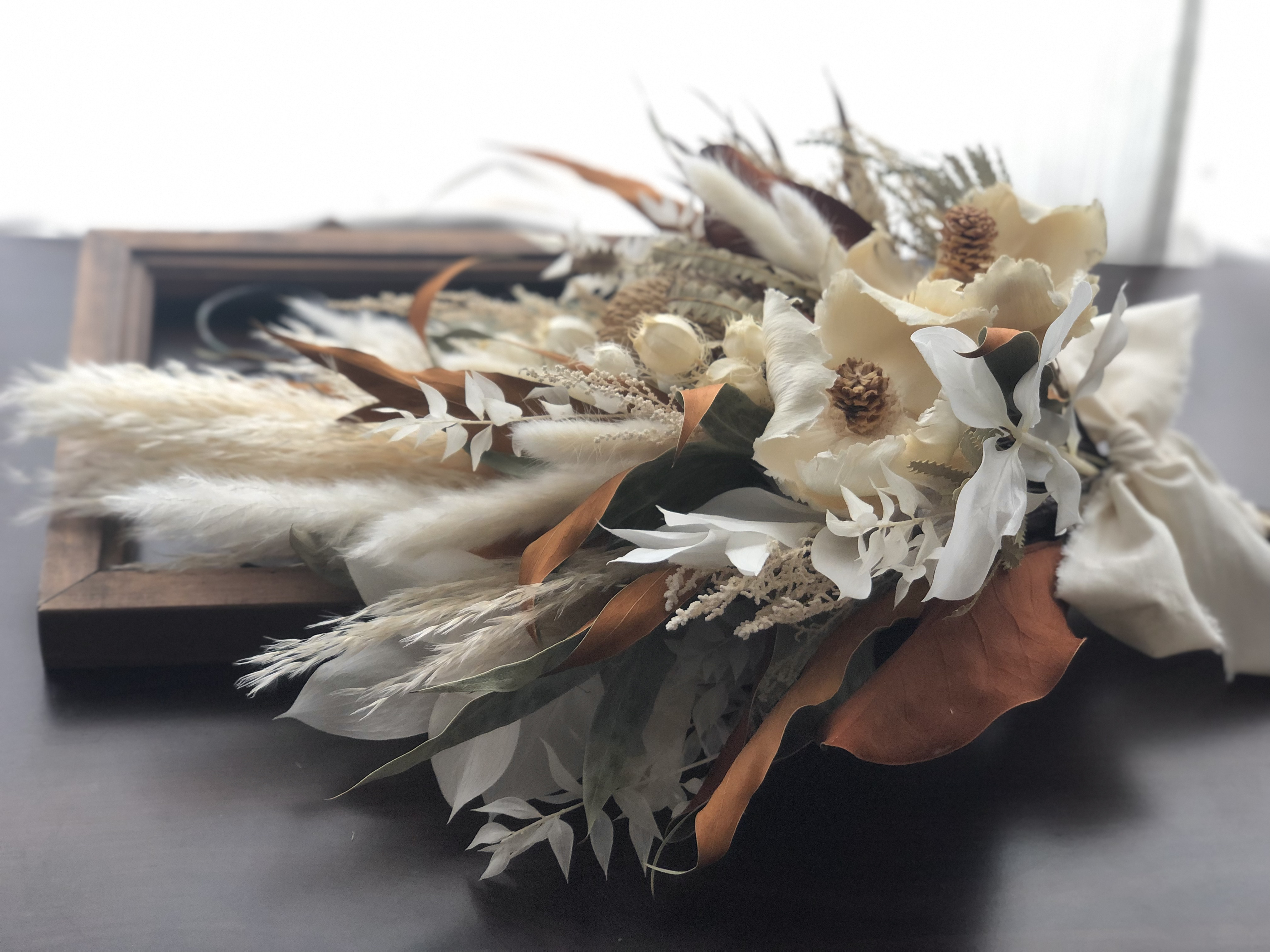 ホワイト&ブラウンのスワッグブーケ