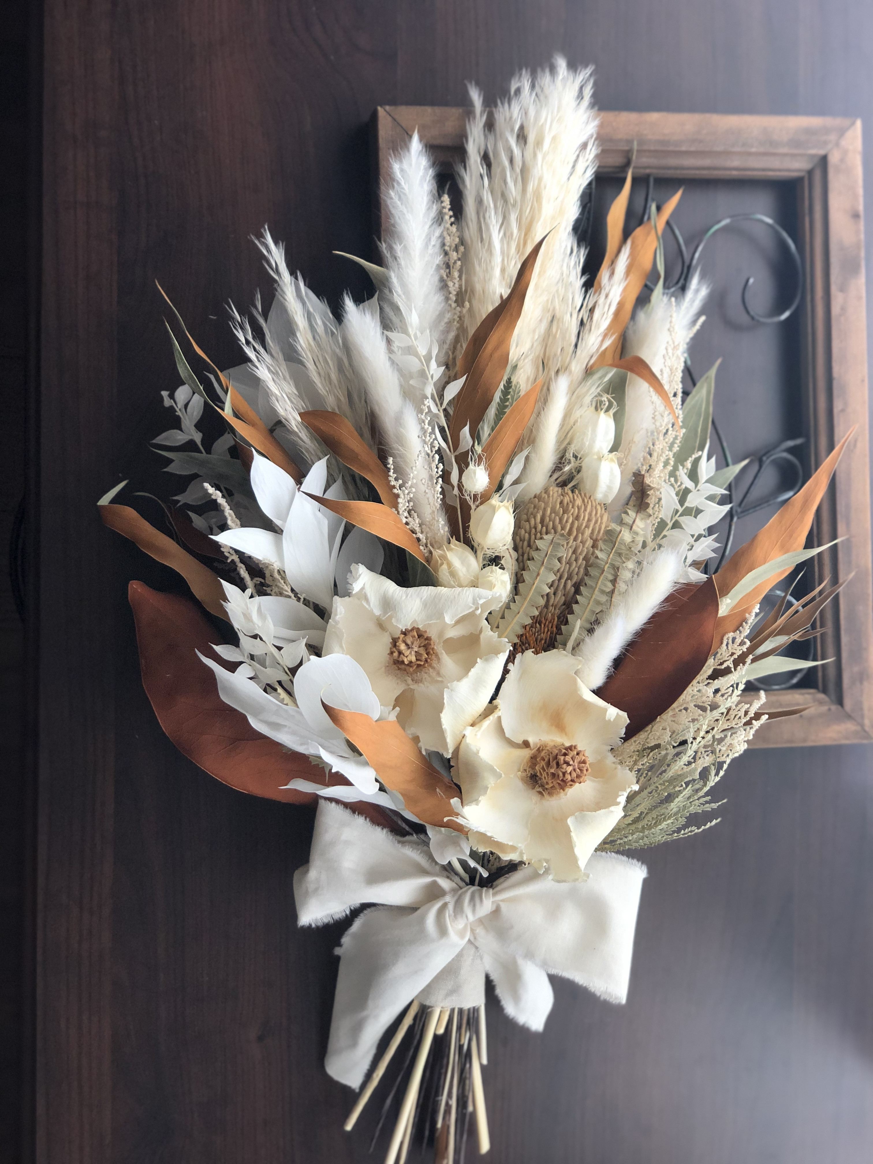 ホワイト&ブラウンのスワッグブーケ