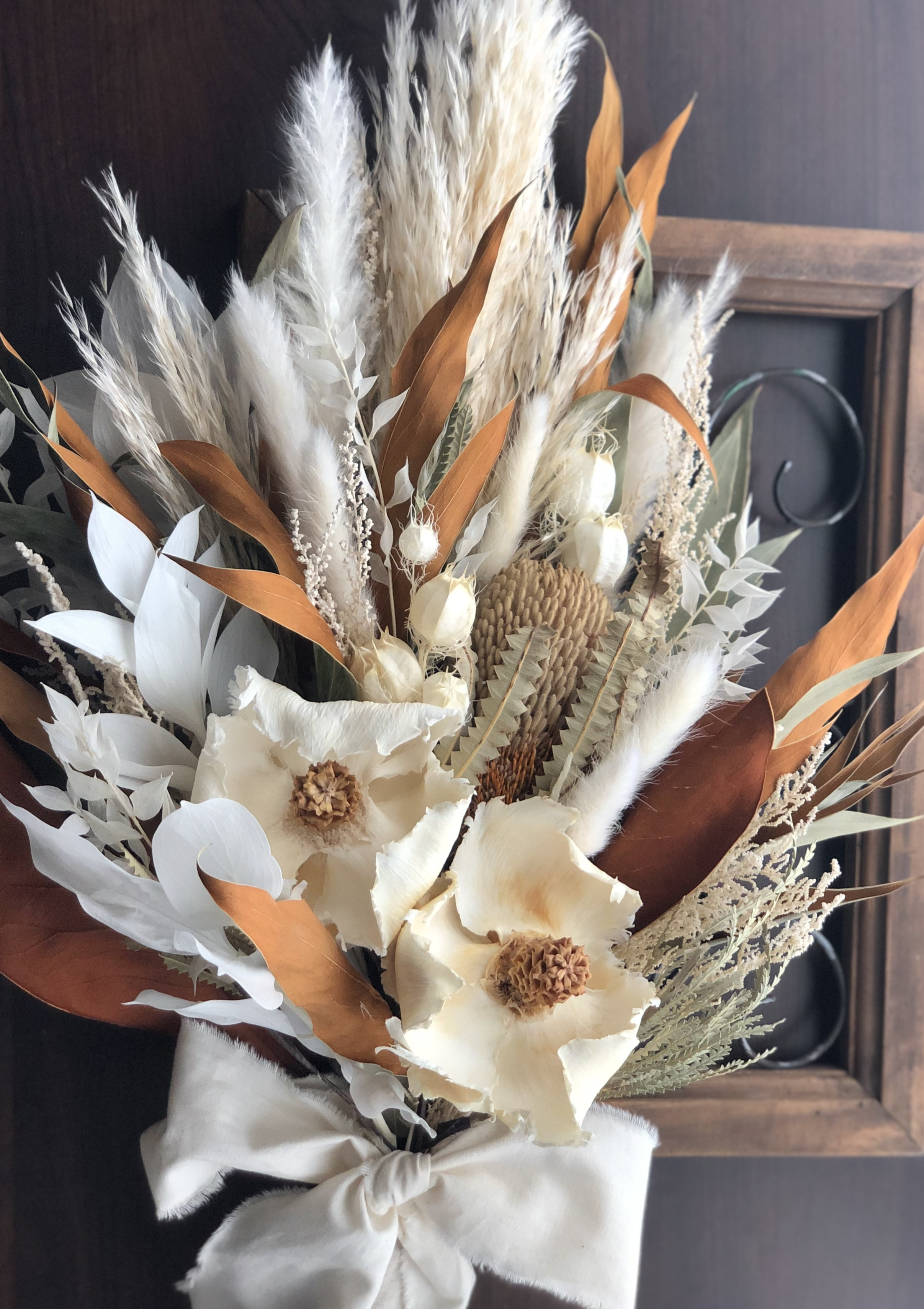 ホワイト&ブラウンのスワッグブーケ