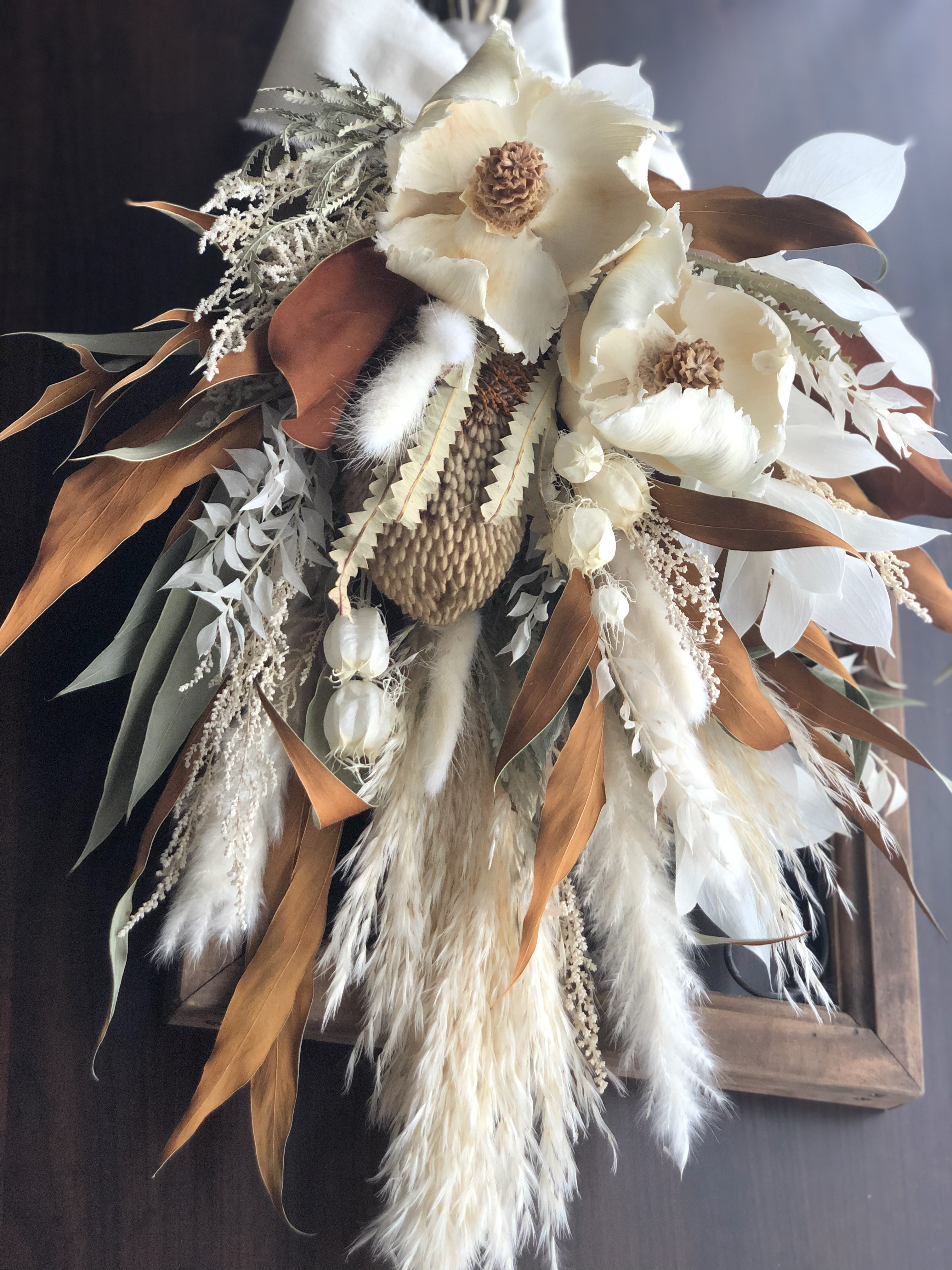 ホワイト&ブラウンのスワッグブーケ