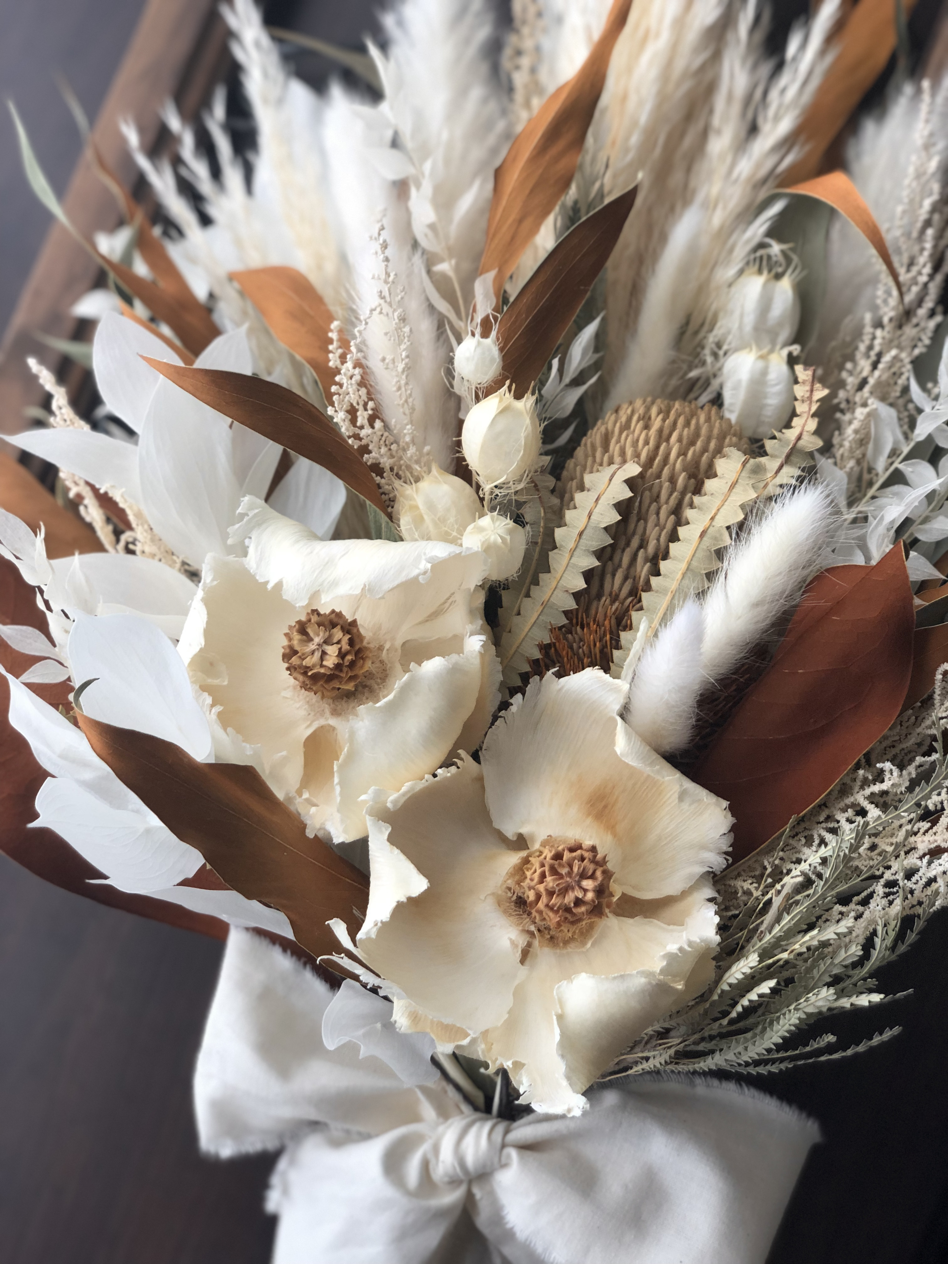 ホワイト&ブラウンのスワッグブーケ