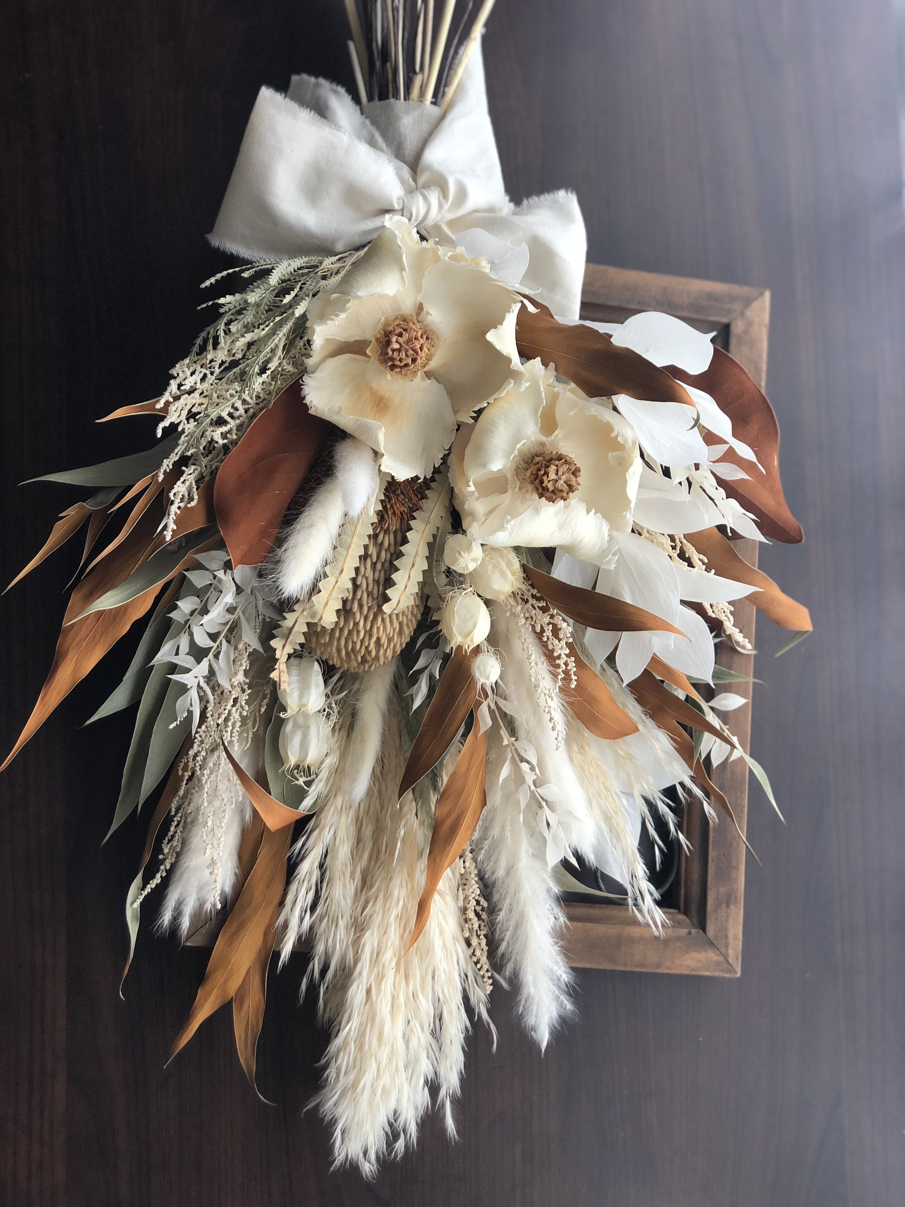 ホワイト&ブラウンのスワッグブーケ