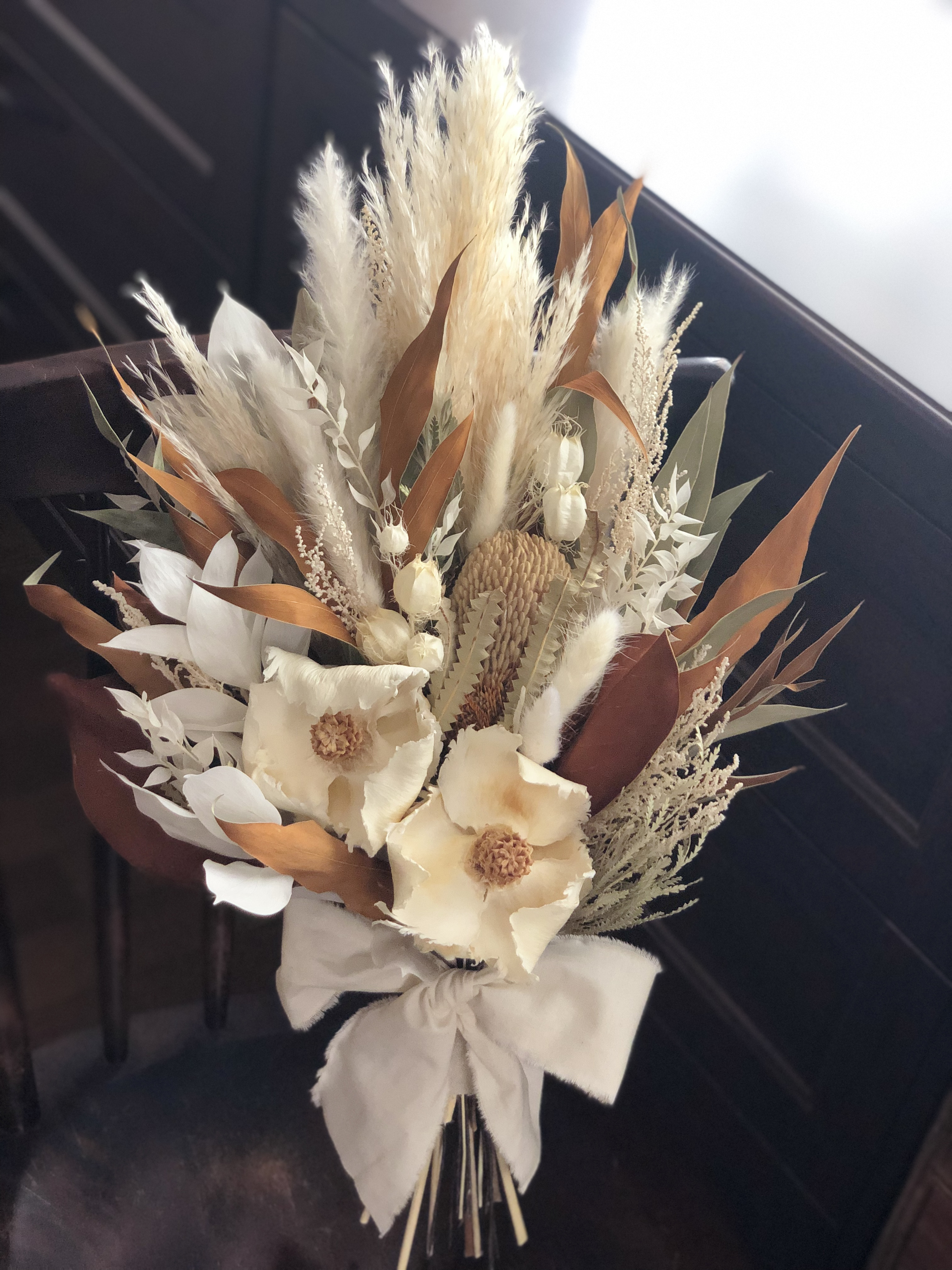 ホワイト&ブラウンのスワッグブーケ