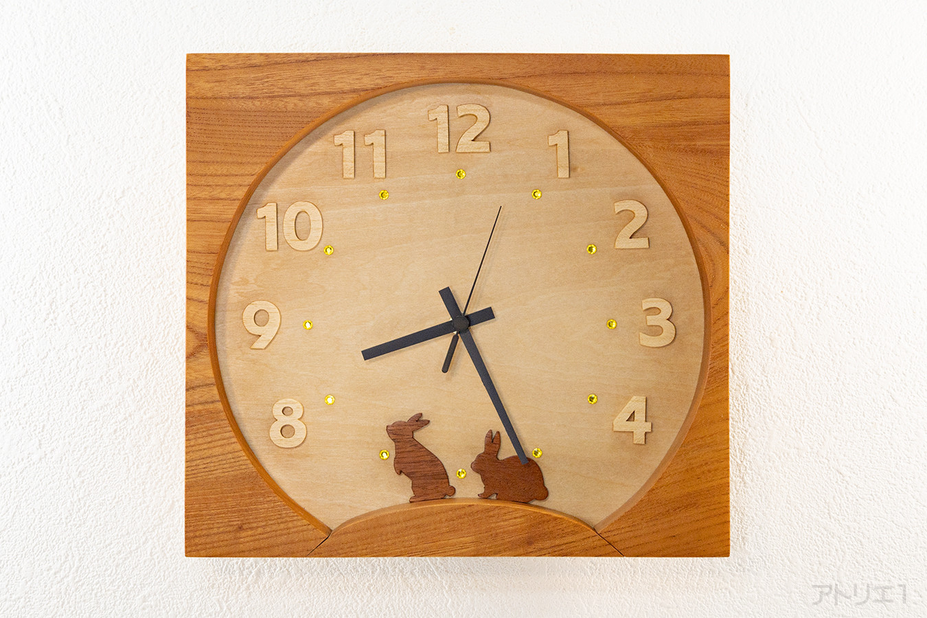 月見ヶ丘で月見を楽しむうさぎの掛け時計