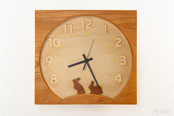 月見ヶ丘で月見を楽しむうさぎの掛け時計 1枚目の画像