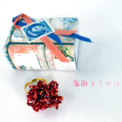 極小ビーズを1から手作りしたリング　つぶつぶビーズの指輪　木の実のような赤　ミナペルホネン風 1枚目の画像