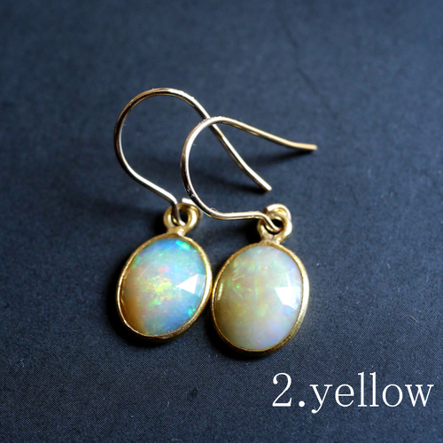 14kgf】エチオピア産オパールの大粒・カット枠どめピアス／ホワイト