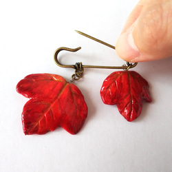 <紅葉>赤い葉っぱが揺れるブローチ/ストールピン《秋の木の葉☆プチギフト、贈り物、旅行にも。》 5枚目の画像