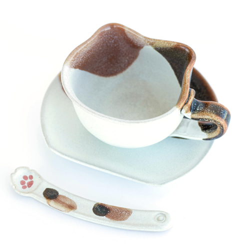 猫の形がかわいい！」香箱座り猫のカップ＆ソーサー(マドラー付)三毛猫