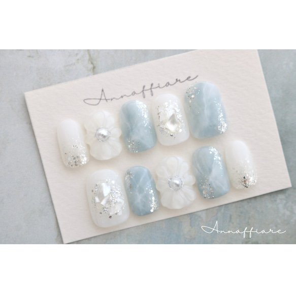 くすみブルーと乳白色の天然石ネイルチップ（ぷっくりフラワー）/Annaffiare成人式結婚式白無垢振袖ウェディング上品 3枚目の画像