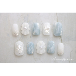 くすみブルーと乳白色の天然石ネイルチップ（ぷっくりフラワー）/Annaffiare成人式結婚式白無垢振袖ウェディング上品 1枚目の画像
