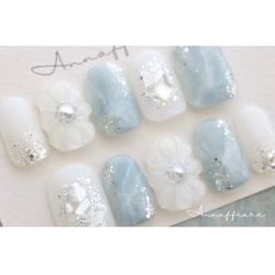 くすみブルーと乳白色の天然石ネイルチップ（ぷっくりフラワー）/Annaffiare成人式結婚式白無垢振袖ウェディング上品 2枚目の画像