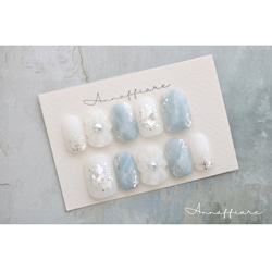 くすみブルーと乳白色の天然石ネイルチップ（ぷっくりフラワー）/Annaffiare成人式結婚式白無垢振袖ウェディング上品 4枚目の画像