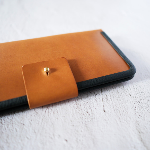 コンパクトな長財布「フレームウォレット・LONG」キャメル x ブラック 2枚目の画像