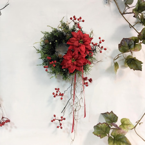 深紅ポインセチアとサンキライのクリスマスリース ax604