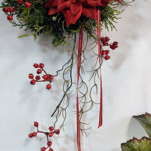 深紅ポインセチアとサンキライのクリスマスリース ax604