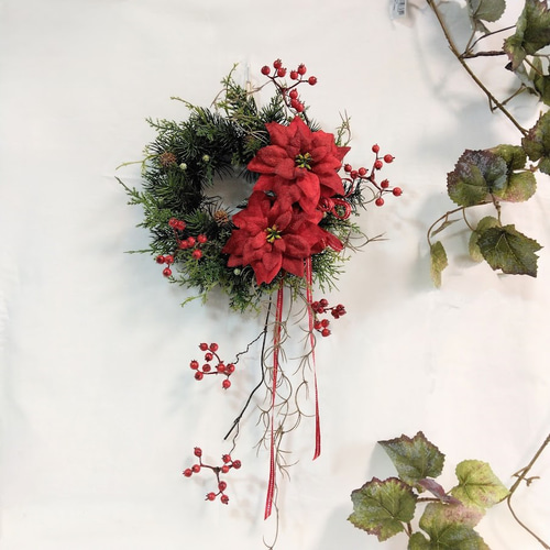 深紅ポインセチアとサンキライのクリスマスリース ax604