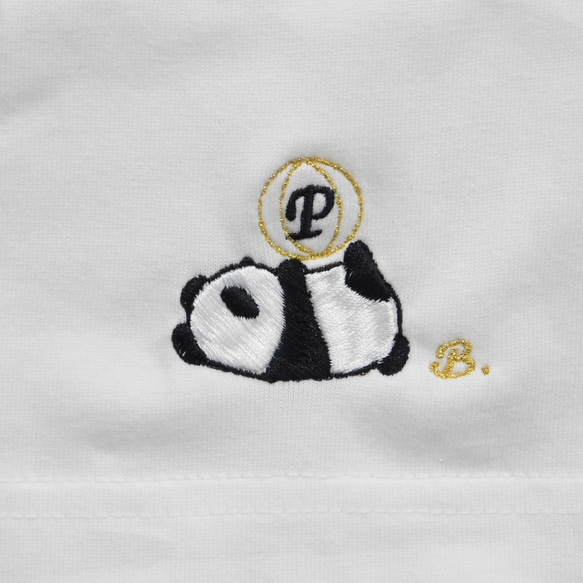戯れるパンダの刺繍入りオリジナルTシャツ　6.2オンス　男女兼用 1枚目の画像