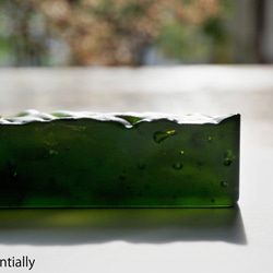 透明ガラスのペーパーウエイト - 「みどりのガラス」● 12cm・緑・つや消し 2枚目の画像