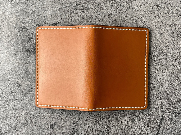 【手縫】本革窓付きカードケース（キャメル色革×黒縁）生成り糸【免許証,定期入れ,社員証などに】 6枚目の画像