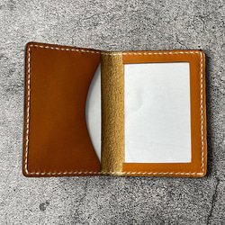 【手縫】本革窓付きカードケース（キャメル色革×黒縁）生成り糸【免許証,定期入れ,社員証などに】 5枚目の画像