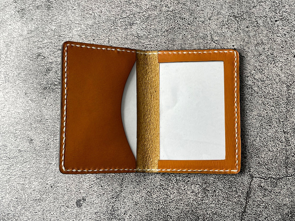 【手縫】本革窓付きカードケース（キャメル色革×黒縁）生成り糸【免許証,定期入れ,社員証などに】 5枚目の画像
