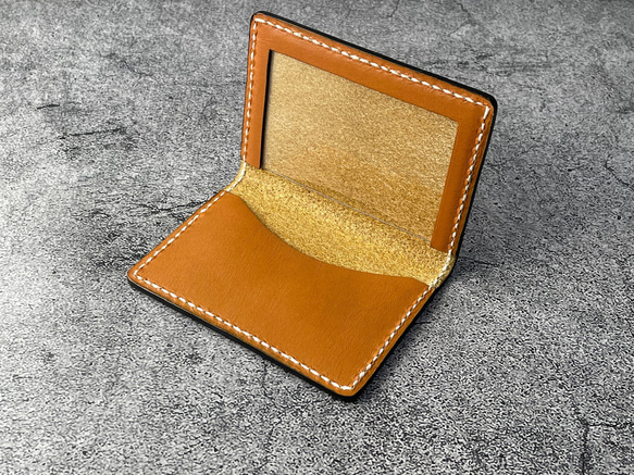 【手縫】本革窓付きカードケース（キャメル色革×黒縁）生成り糸【免許証,定期入れ,社員証などに】 1枚目の画像