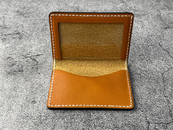 【手縫】本革窓付きカードケース（キャメル色革×黒縁）生成り糸【免許証,定期入れ,社員証などに】 2枚目の画像