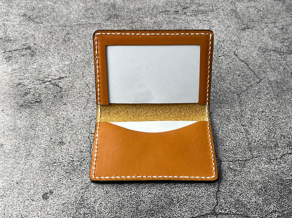 【手縫】本革窓付きカードケース（キャメル色革×黒縁）生成り糸【免許証,定期入れ,社員証などに】 3枚目の画像