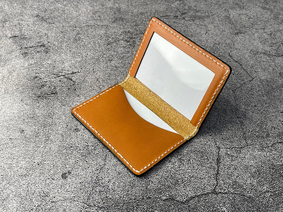 【手縫】本革窓付きカードケース（キャメル色革×黒縁）生成り糸【免許証,定期入れ,社員証などに】 4枚目の画像